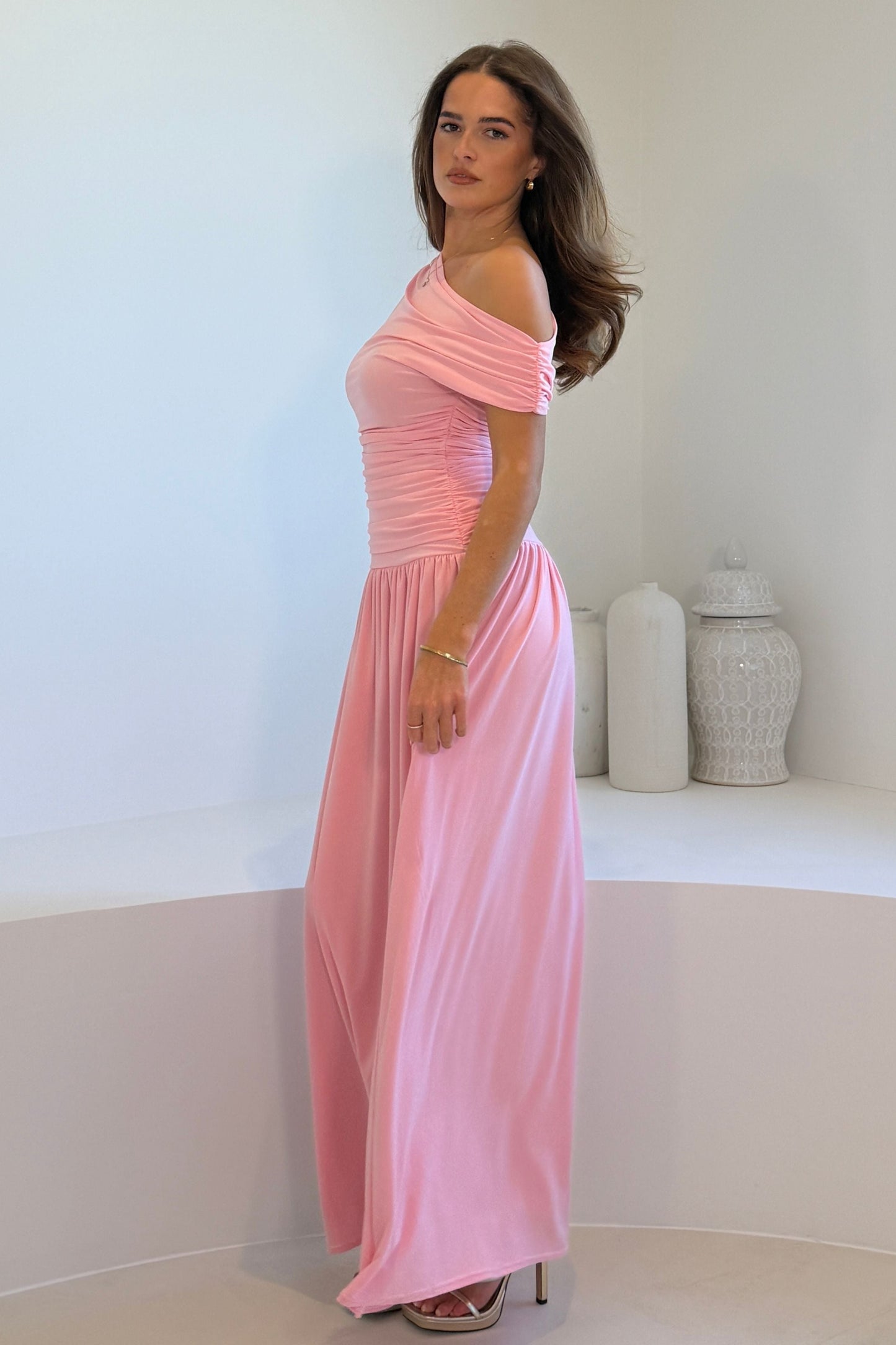 Colette Vestito Lungo con Spalle Scoperte e Dettaglio Increspato Rosa