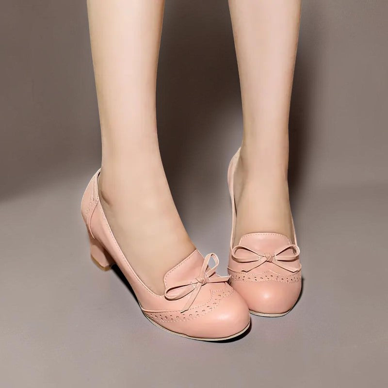 Martine neckline with easy-to-tie laces