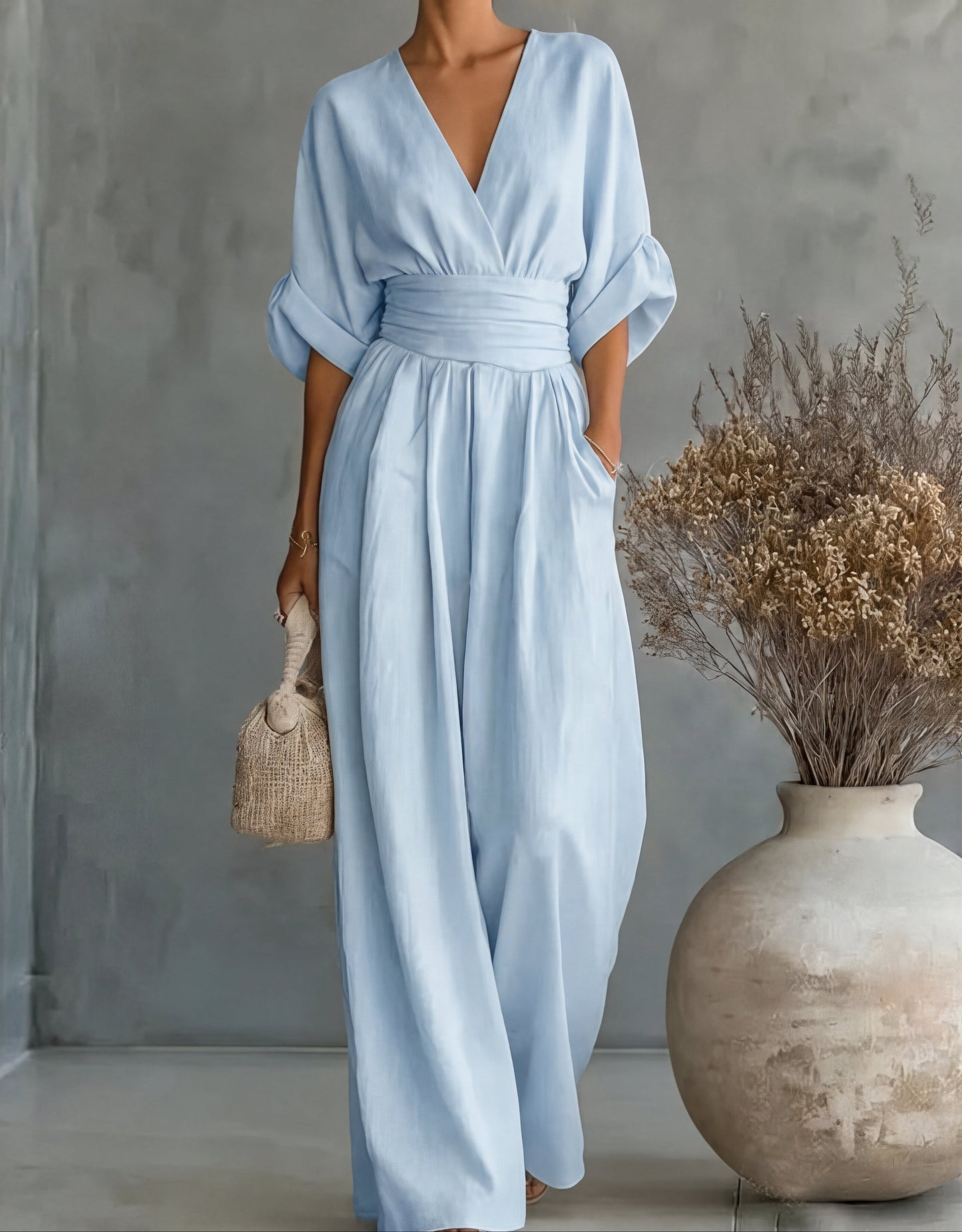 Tuta elegante con scollo a V e gamba larga