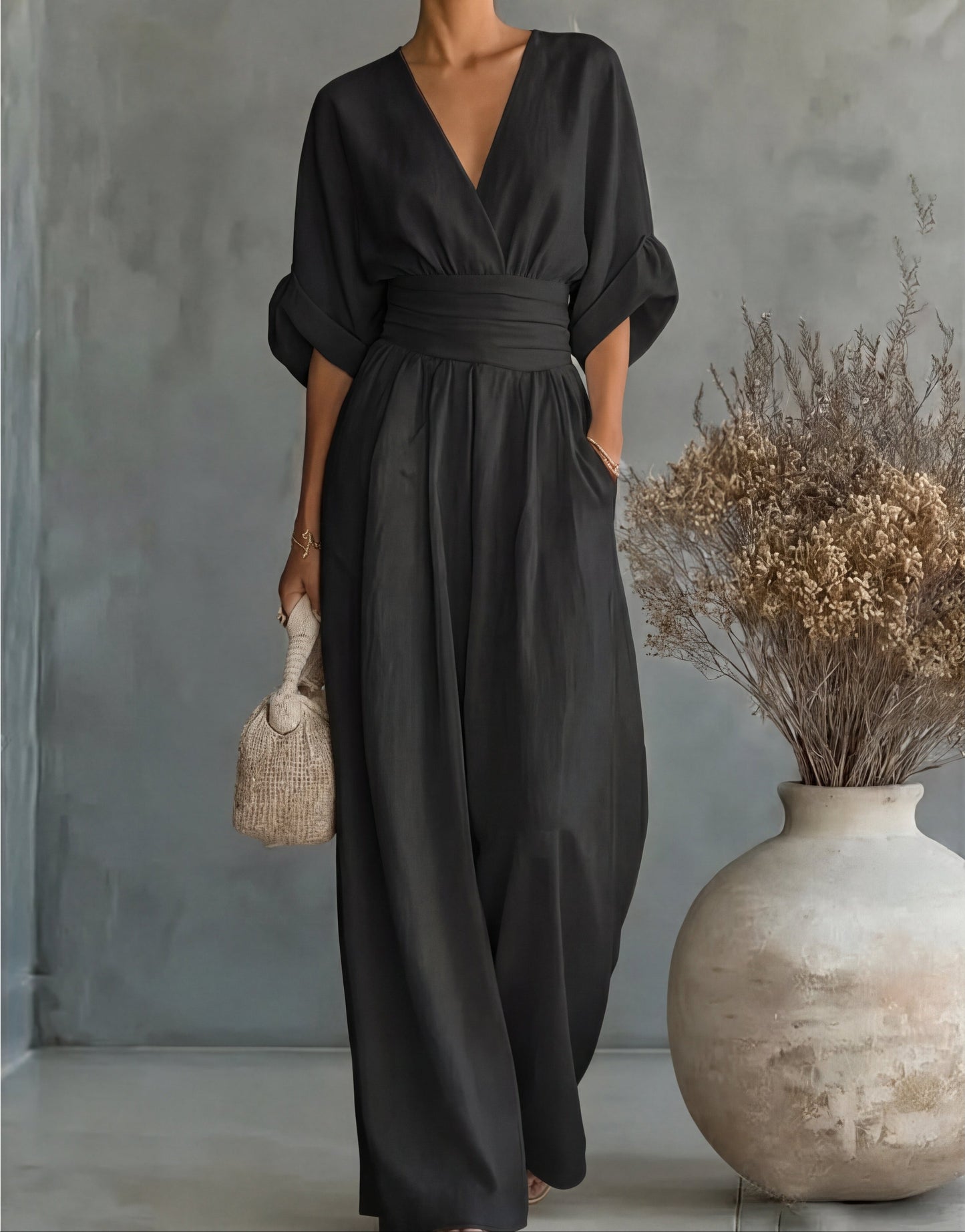 Tuta elegante con scollo a V e gamba larga