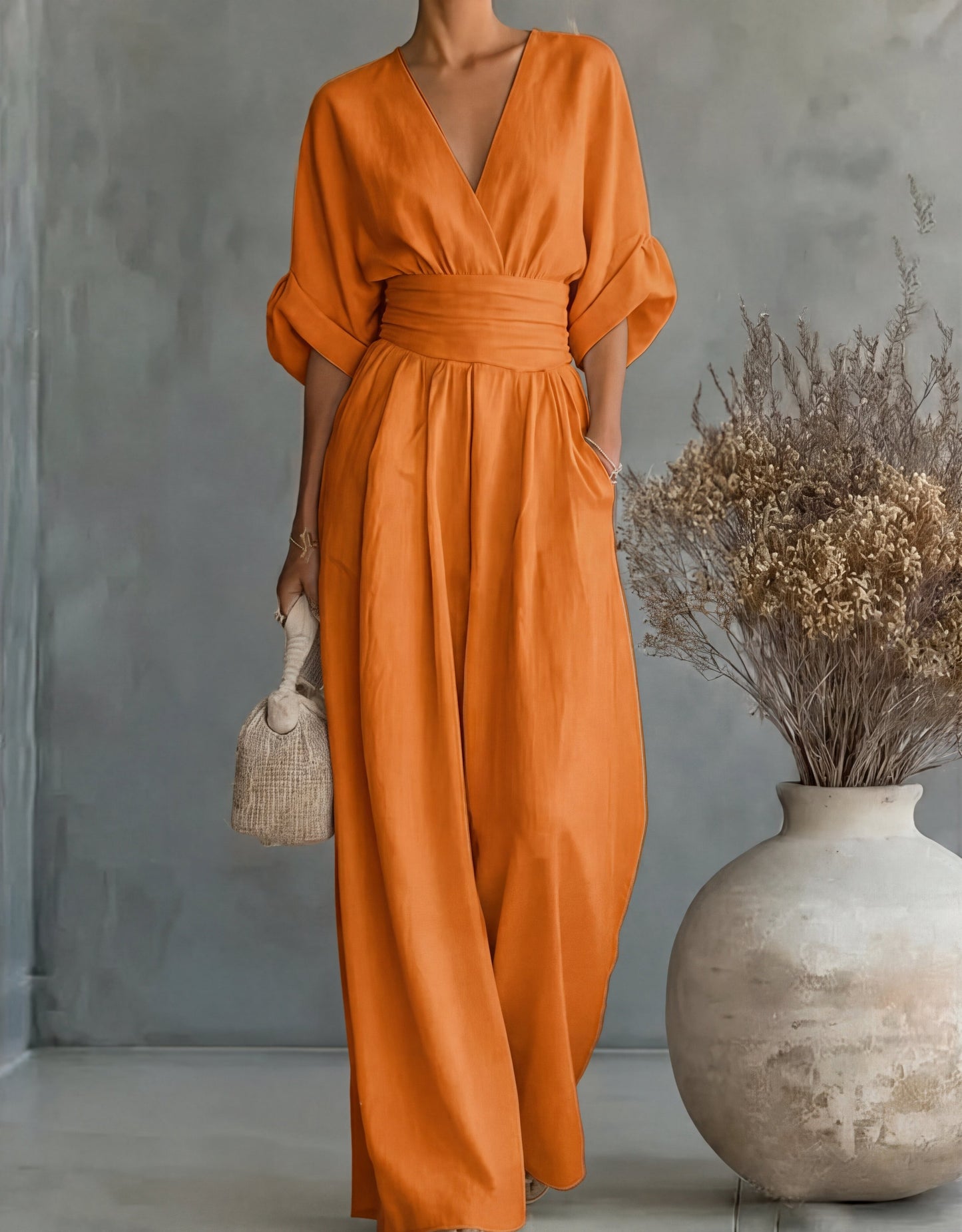 Tuta elegante con scollo a V e gamba larga