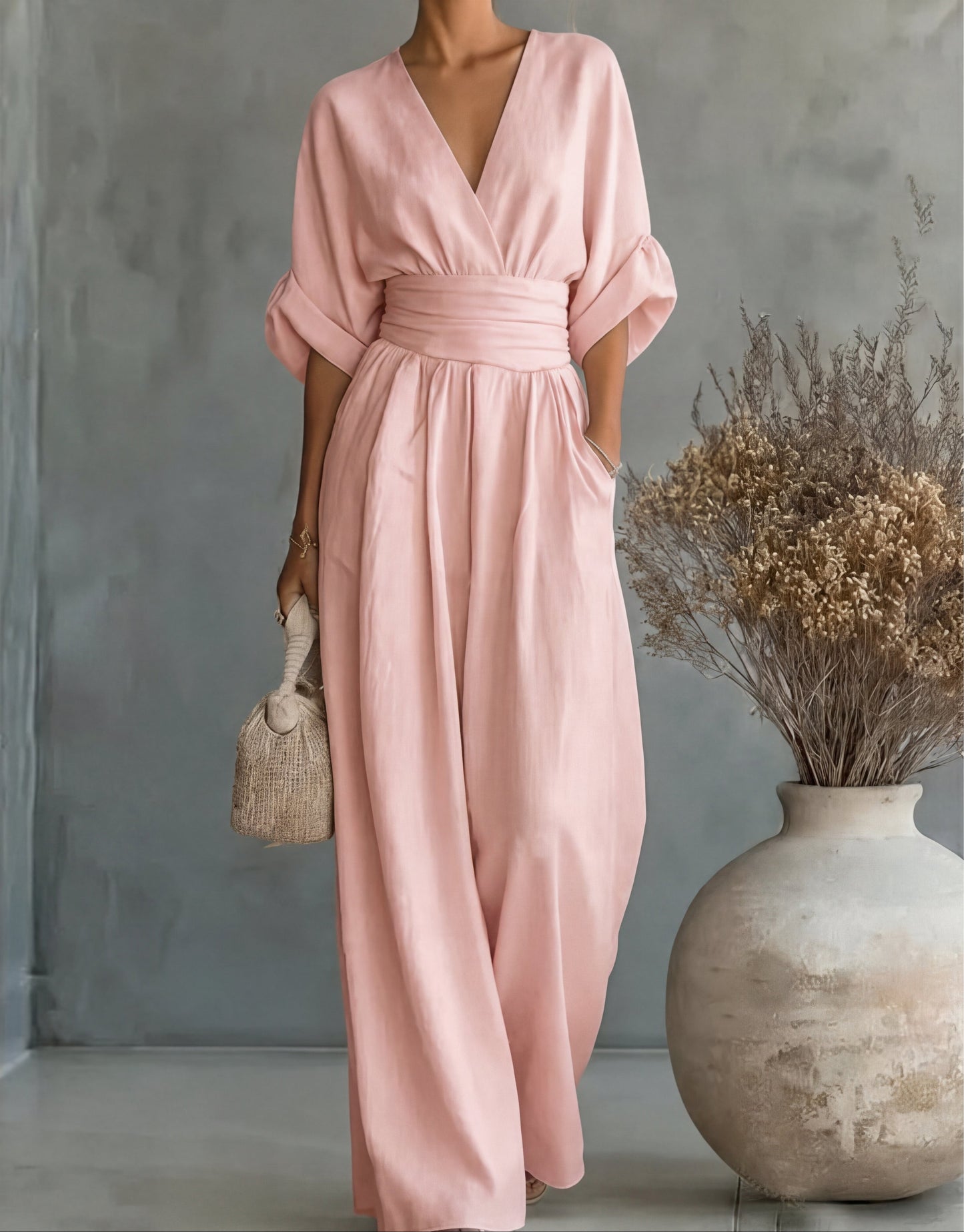 Tuta elegante con scollo a V e gamba larga