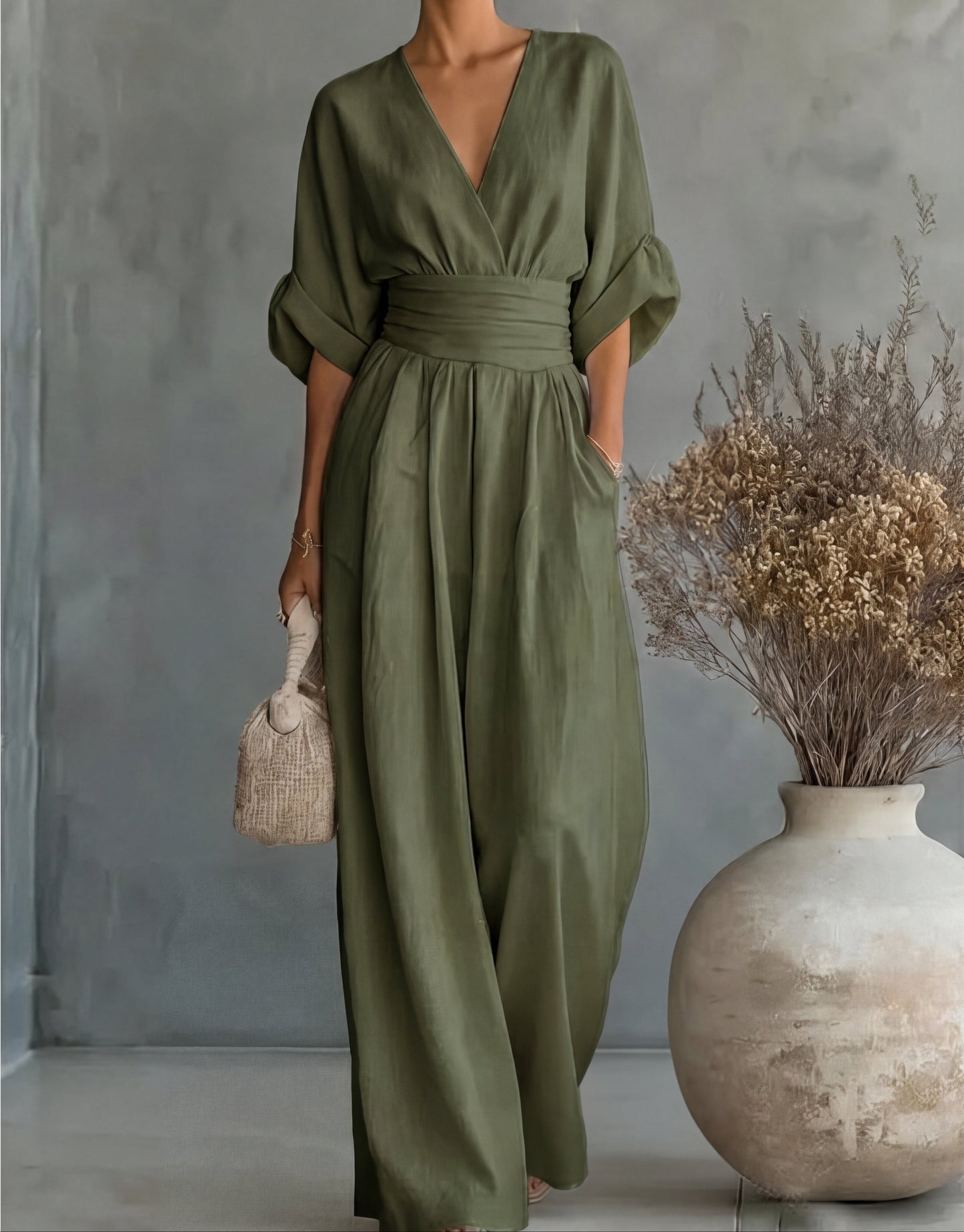 Tuta elegante con scollo a V e gamba larga