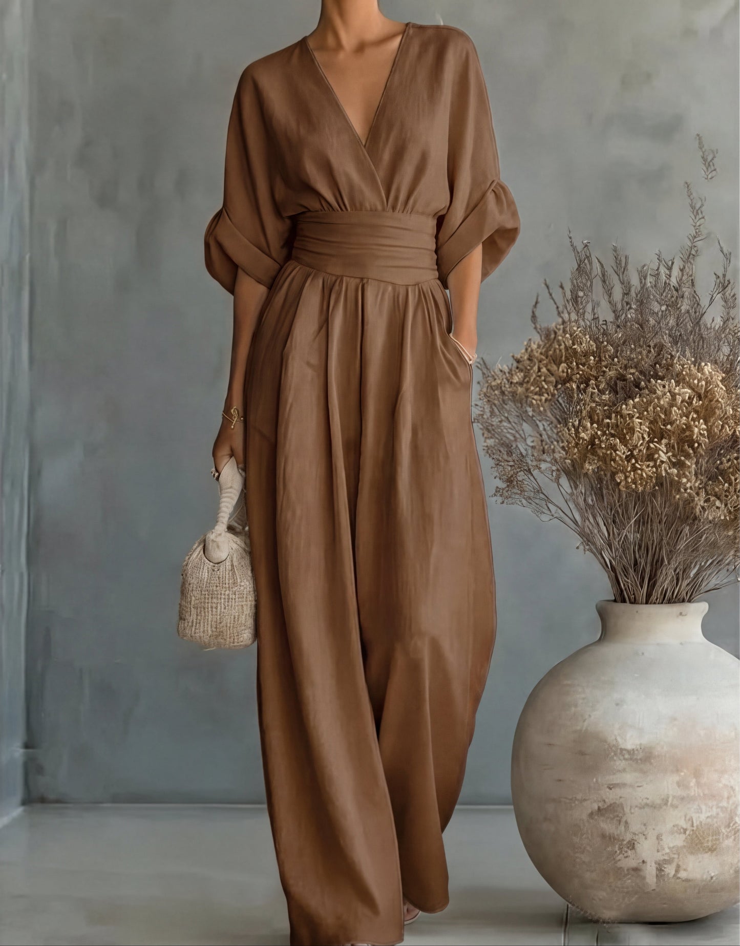 Tuta elegante con scollo a V e gamba larga