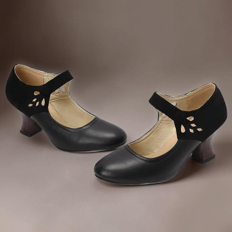 Aveline décolleté with ankle strap and buttons