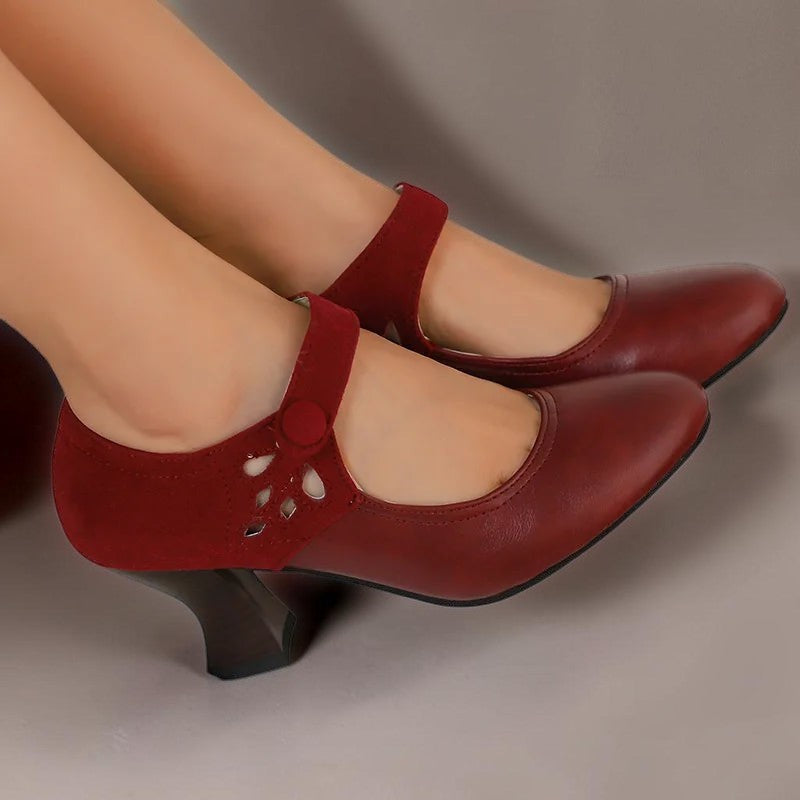 Aveline décolleté with ankle strap and buttons